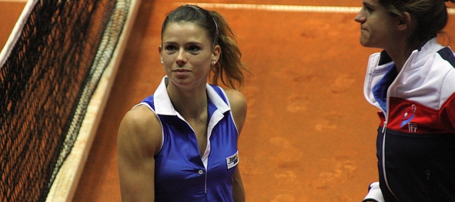 FED CUP ITALIA-FRANCIA 2-0 : Camila Giorgi supera Alizé Cornet 64 62
