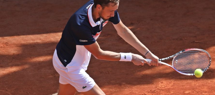 ROLEX MONTE-CARLO MASTERS : ROLEX MONTE-CARLO MASTERS : Medvedev ai quarti cede Tsitsipas